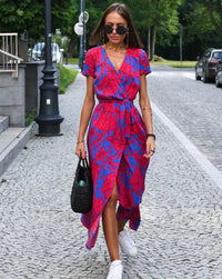 AMINA - LANGES WICKELKLEID MIT PRINT – Blau Rot
