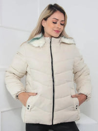Leynira | Grüne Steppjacke mit Fellkapuze – Weiß