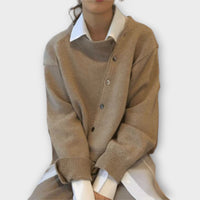 Asymmetrischer Knopf-Cardigan – Mühelose Raffinesse mit modernem Twist – Beige