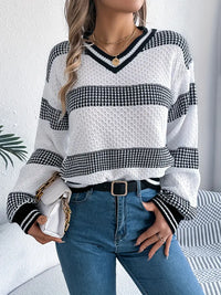 ELEGANTER GESTREIFTER V-AUSSCHNITT-PULLOVER | MODERNER STIL, HOHER KOMFORT – Weiß