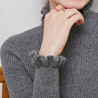 | Rollkragen-Strickpullover mit zarten Rüschendetails – Grau