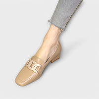 Almira – Elegante Loafers mit Statement-Kette – Braun