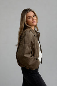 LUMIÈRE | FAUX SUÈDE BOMBERJACKE – Braun