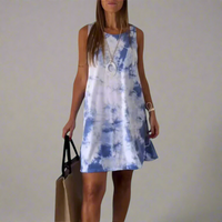 Welflinde | Stylisches Minikleid im angesagten Tie-Dye-Design – Weiß mit blauen Blumenmuster