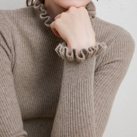 | Rollkragen-Strickpullover mit zarten Rüschendetails – Braun