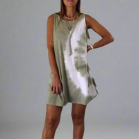 Welflinde | Stylisches Minikleid im angesagten Tie-Dye-Design – Dunkelkhaki mit geometrischem Blumenmuster