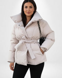 Taillierte Damen Winter Pufferjacke mit Gürtel und Stehkragen – Beige