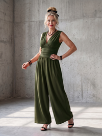 Vincenza | Jumpsuit mit tiefem V-Ausschnitt und definiertem Taillenbereich in weiter Beinform – Grün