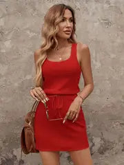 Evelyn -  Elegantes ärmelloses Strickkleid mit Kordelzug und Rüschendetail – Rot