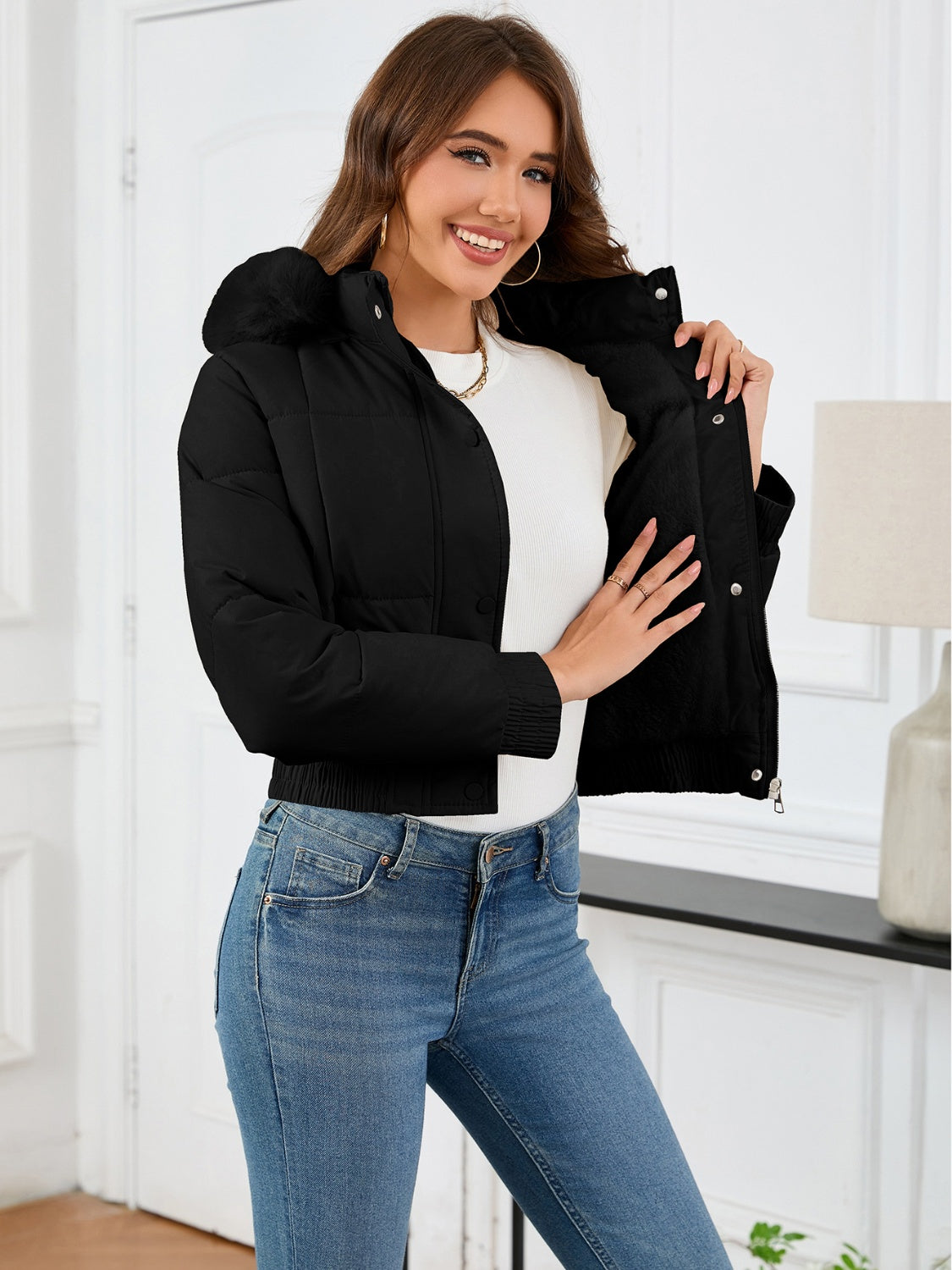 Zaviana | Damen wintermantel mit kapuze, taschen und langen ärmeln im cropped design