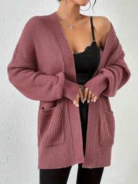 Lisvorenie | Gemütliche Strickjacke mit offener Vorderseite und aufgesetzten Taschen – Rouge