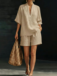 Yamina - Soft-Touch-Set aus V-Ausschnitt-Top und Shorts – Khaki