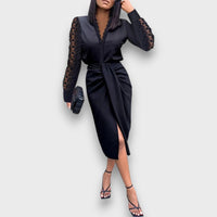Armonie – Raffiniertes Midikleid mit Spitze und Drapierung – Schwarz