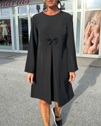 Gisèle - Elegantes Kleid mit Glockenärmeln und Schleife – Schwarz