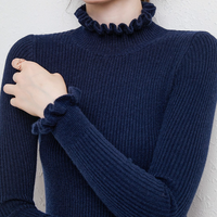 | Rollkragen-Strickpullover mit zarten Rüschendetails – Blau