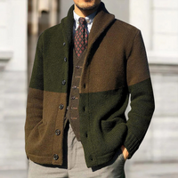 HOLGER - STRICKJACKE AUS DICKEM STRICK MIT KNÖPFEN – Braun mit Grün