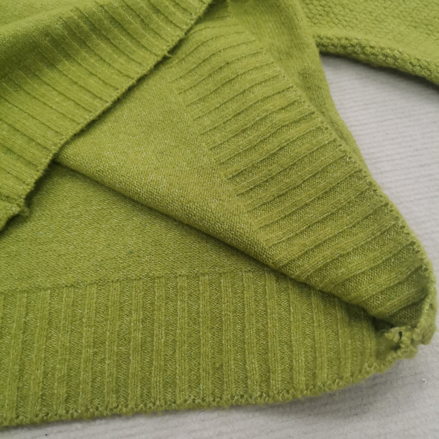Kovella | Grasgrüner Rollkragenpullover in Übergröße aus Strick