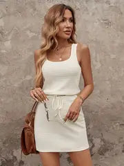 Evelyn -  Elegantes ärmelloses Strickkleid mit Kordelzug und Rüschendetail – Aprikose