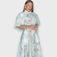 Celindra – Maxi-Kleid mit floraler Struktur und Bindegürtel – Blau