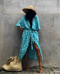 Leona Bohemian Kimono | Sommerlich-stilvoller Strandkimono mit tropischem Muster – Blätter - Blau