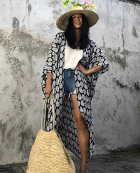 Leona Bohemian Kimono | Sommerlich-stilvoller Strandkimono mit tropischem Muster – Blätter - Schwarz