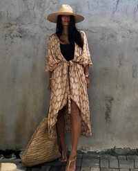 Leona Bohemian Kimono | Sommerlich-stilvoller Strandkimono mit tropischem Muster – Blätter - Beige
