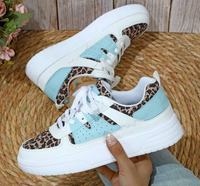 Stilvolle und bequeme Sneaker in einem einzigartigen Design – Löwe türkis