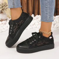 Willemina - Damen Sneaker mit Spitzenmuster und Schnürung – Schwarz