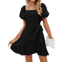 Donna - Mini-Kleid mit quadratischem Ausschnitt, Puffärmeln und Gürtelschärpe – Schwarz