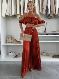 Araceli | Zweiteiliges Set mit Plisseehose und schulterfreiem Oberteil – Rot