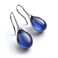 Kristalltropfen-Ohrringe in Gold und Silber – Silberblau