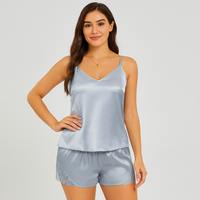 Stilvolles Satin-Pyjama-Set für Damen – mit elegantem Spitzenbesatz in Kontrastfarbe – Himmelblau