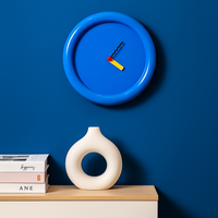 TimePop – Buntes geometrisches Wanduhren im Memphis-Stil mit mutigem künstlerischem Design – Blau