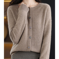DANIELLE | Damen-Strickjacke mit Rundhalsausschnitt aus reiner Merinowolle – Braun