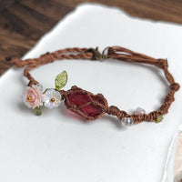 Yohana – Elegantes Armband mit Blumenmagie – Magenta