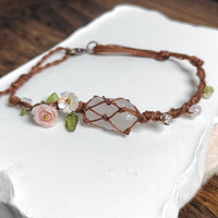 Yohana – Elegantes Armband mit Blumenmagie – Weiß