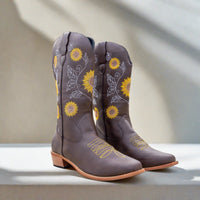 La Tammaris Stiefeletten | Sommerliche Cowboystiefel mit Sonnenblumendruck – Dunkelbraun