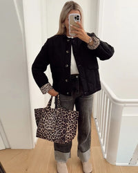 Jaerene – Elegante Jacke Mit Leoparden Muster Und Futter – Schwarz
