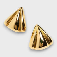 Nuna – Goldene Ohrstecker mit Skulptur-Charakter – Gold
