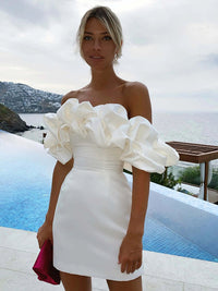 Elegantes Satinkleid mit Volant, Off-Shoulder Mini für Feste | Mirla – Weiß