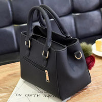 Elegante Damenhandtasche mit Anhänger und Plüschakzenten – Schwarz