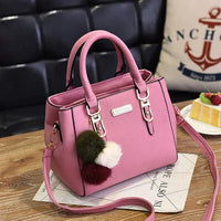 Elegante Damenhandtasche mit Anhänger und Plüschakzenten – Rosa