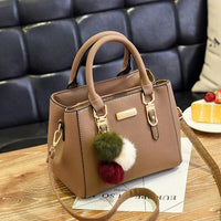 Elegante Damenhandtasche mit Anhänger und Plüschakzenten – Braun