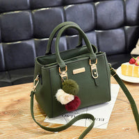 Elegante Damenhandtasche mit Anhänger und Plüschakzenten – Grün