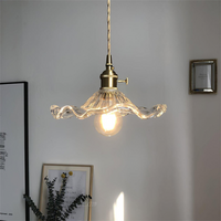 Elegante Pendelleuchte im Hibiskusblüten-Design aus Glas und Messing – Hängelampe für Ess- und Wohnzimmer – Klar