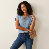 Elegante Spitzenbluse mit Rundhalsausschnitt und kurzen Ärmeln – Isabella – Hellblau