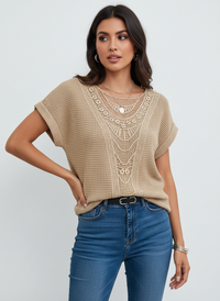 Elegante Spitzenbluse mit Rundhalsausschnitt und kurzen Ärmeln – Isabella – Braun