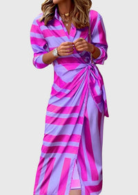 Elegantes Wickelkleid für Frauen – Stilvolles Sommerkleid mit modernem Druck – Lila