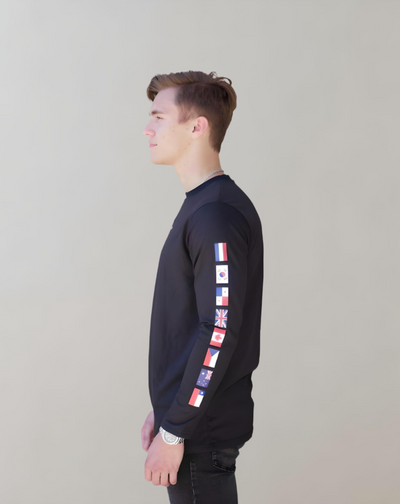 Poinae | Schwarzes Langarm-Shirt mit Flaggen-Print auf dem linken Ärmel