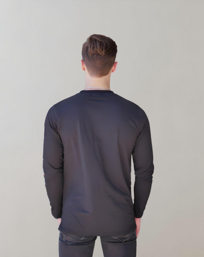 Poinae | Schwarzes Langarm-Shirt mit Flaggen-Print auf dem linken Ärmel